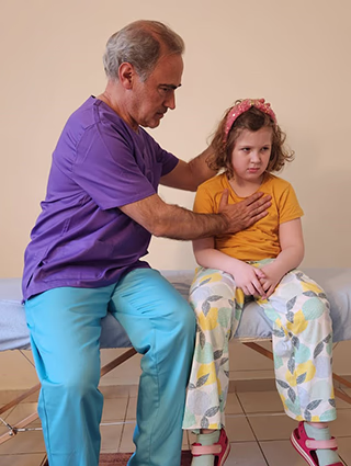 Michael Laloux en consulta con una niña autista Michael Laloux en consulta con una niña autista